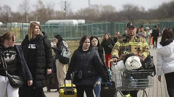 Украйна премахва забраната си за пътуване в чужбина за всички жени без изключение
