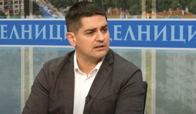 Радостин Василев: Битката между Пеевски и Радев е цирк