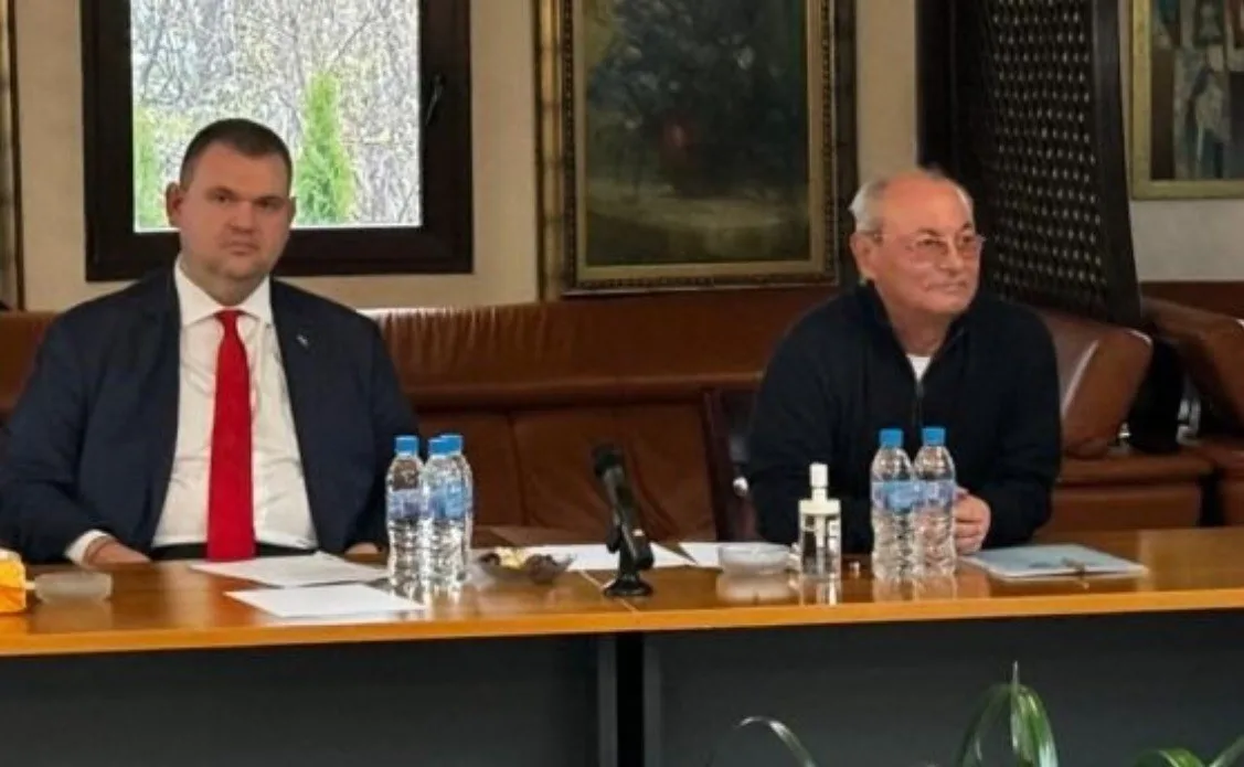 Ахмед Доган и Делян Пеевски на среща с ръководството на партията.