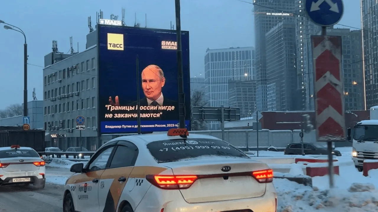 Билборди със смущаващ цитат на Путин разтревожи мрежите