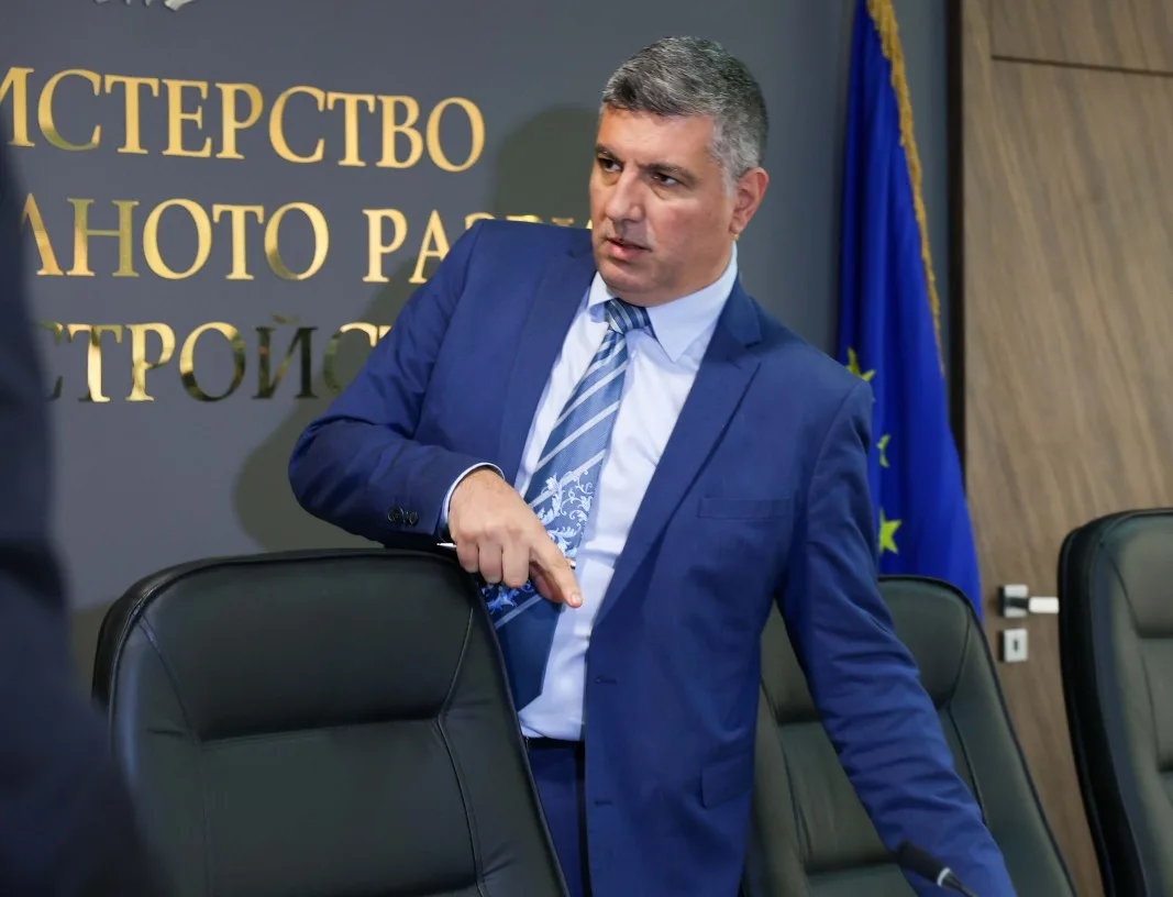 Министър разкри схемата за двете ЕГН-та