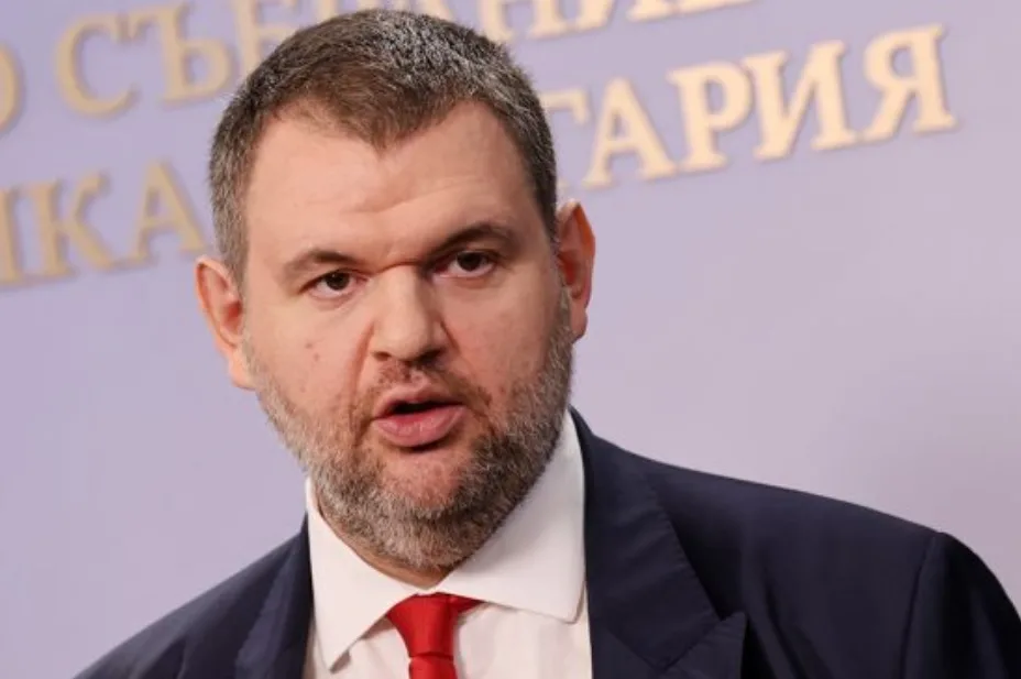 Пеевски сигнализирал прокуратурата за 400 роботизирани проруски сайтове