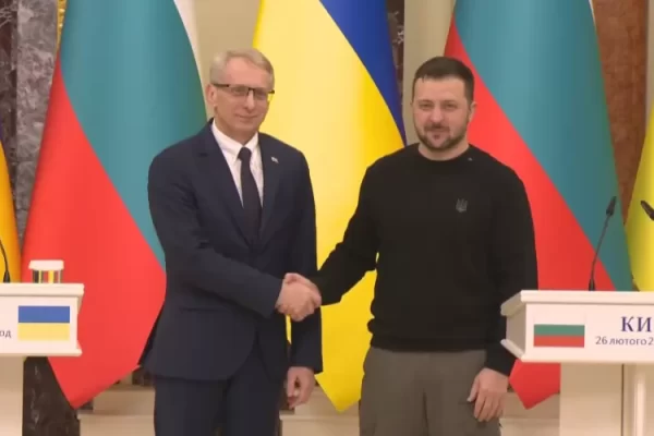 Денков: Подарих на Украйна меч на хан Кубрат. Зеленски: Не съм видял никакъв меч