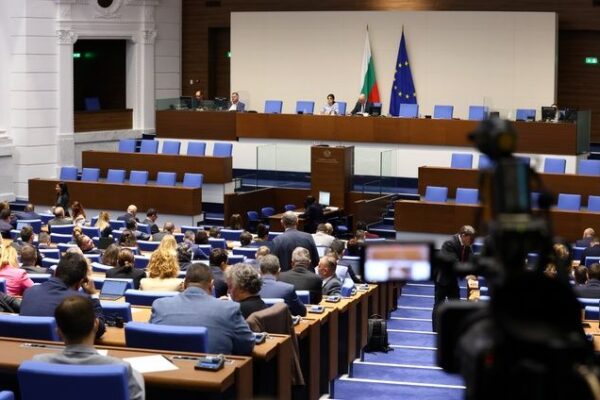 Депутатите приеха промените в закона за БНБ на второ четене и си удължиха работното време
