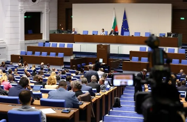 Депутатите приеха промените в закона за БНБ на второ четене и си удължиха работното време