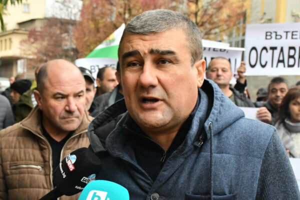 Недоволни фермери продължават с протестите, настояват за оставка на Вътев