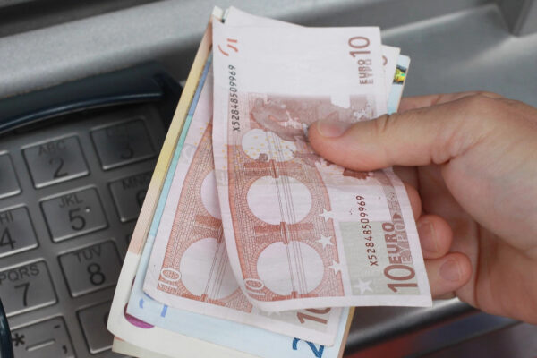 Минималната заплата в Гърция ще превиши 800 евро от 1 април