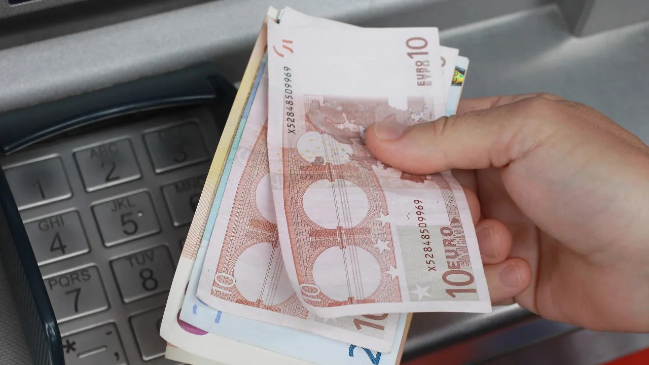 Минималната заплата в Гърция ще превиши 800 евро от 1 април