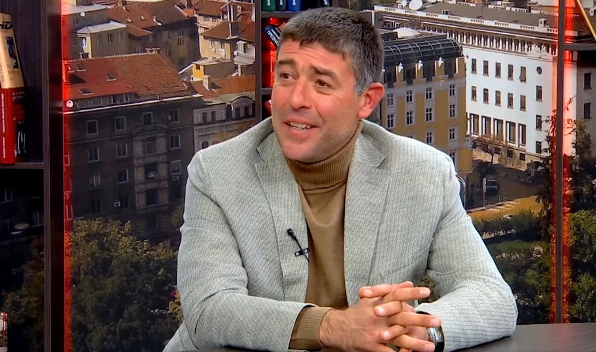 Страхил Ангелов: Кой по-енергично ще вее украинския флаг?
