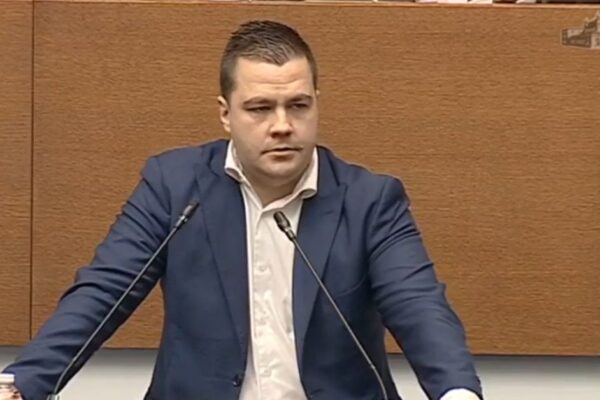 Станислав Балабанов занули Кирил Петков от трибуната