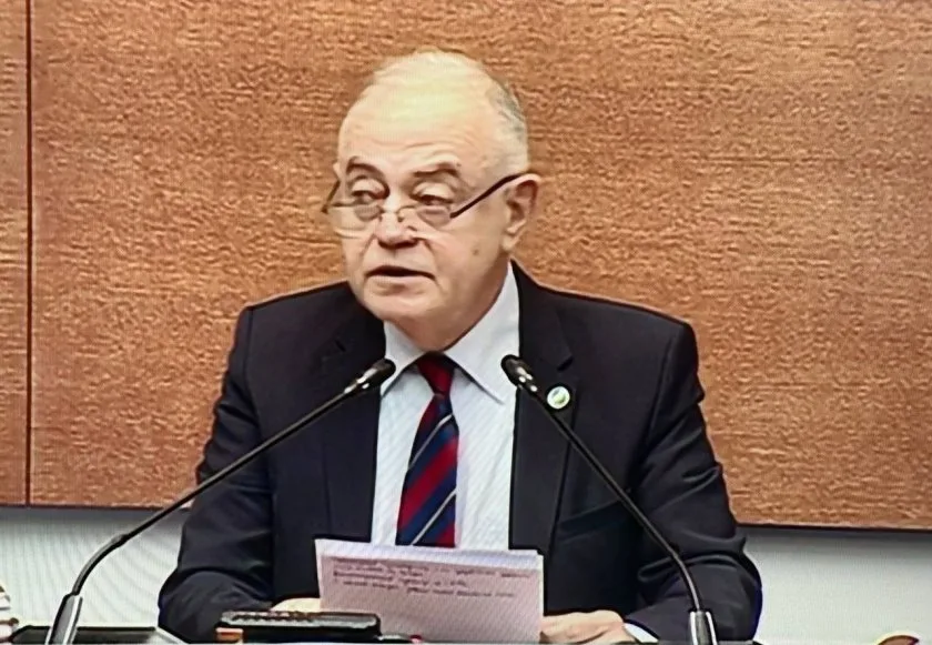ПЪЛНО УНИЖЕНИЕ В ПАРЛАМЕНТА: Атанас Атанасов се моли на ГЕРБ