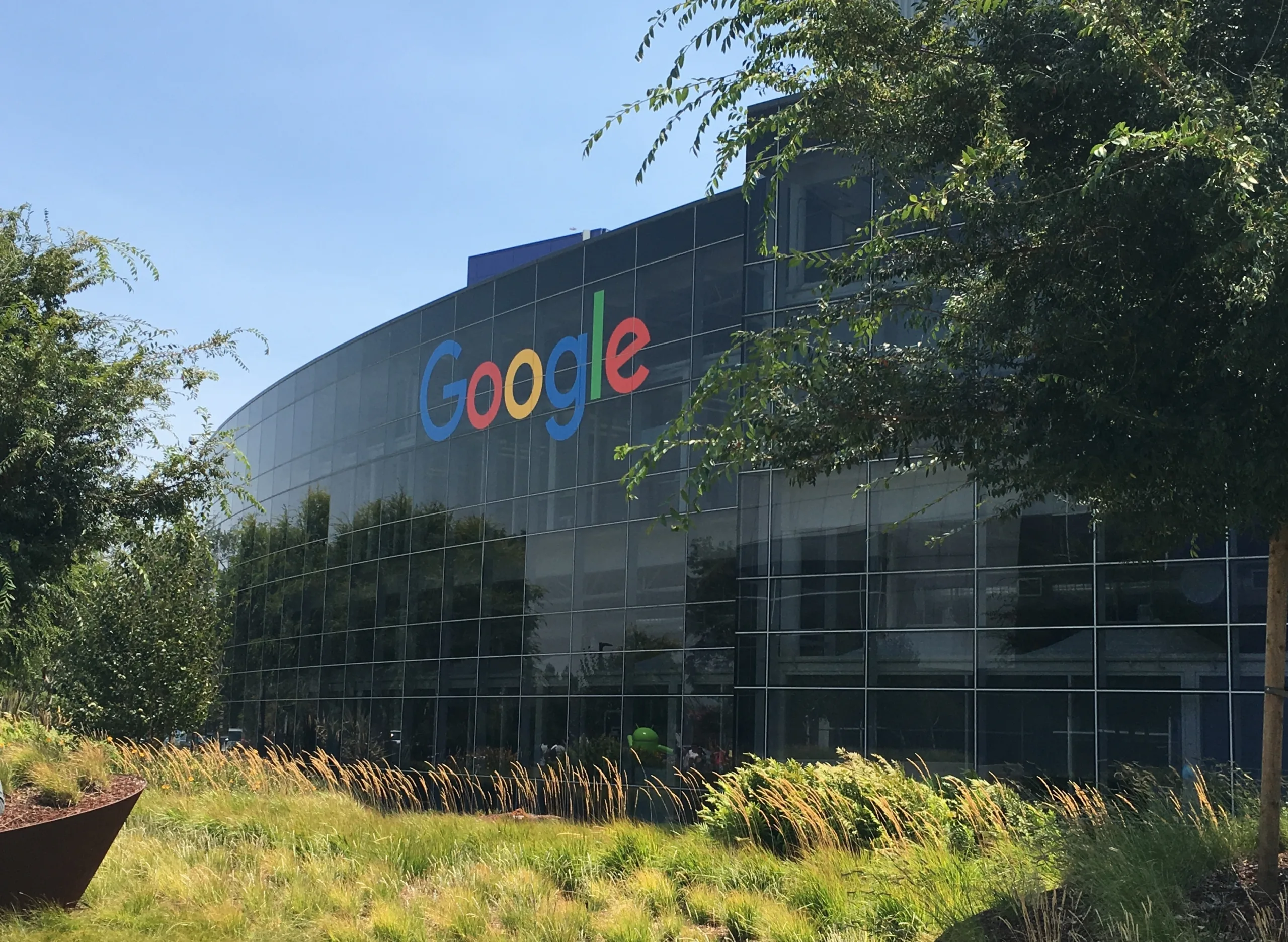 Инженер от Google откраднал AI технология, докато работи за китайска компания