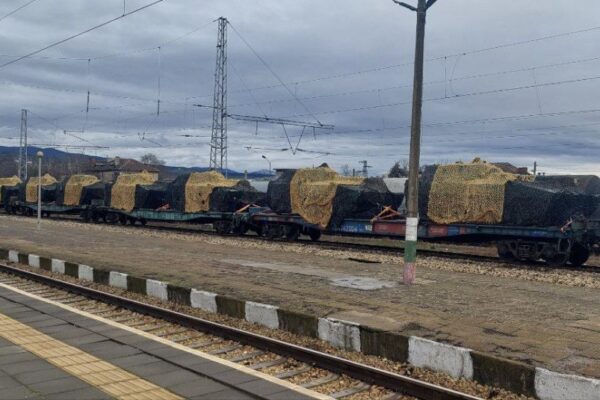 Композиции с бронирана техника потеглят за Украйна