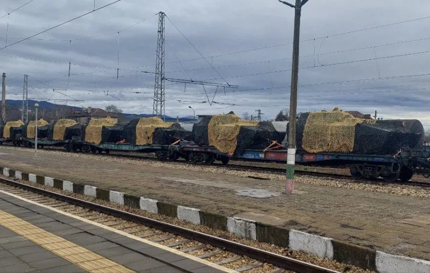 Композиции с бронирана техника потеглят за Украйна