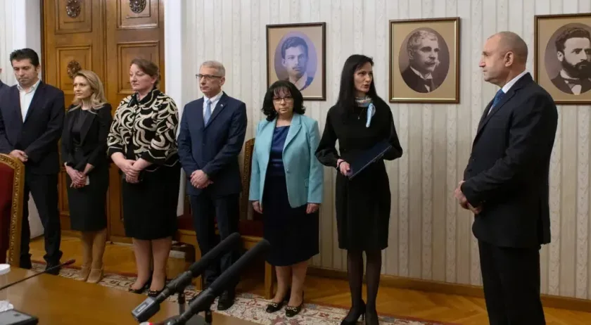 ГЕРБ-официално: Мария Габриел ще е при президента в 16 часа