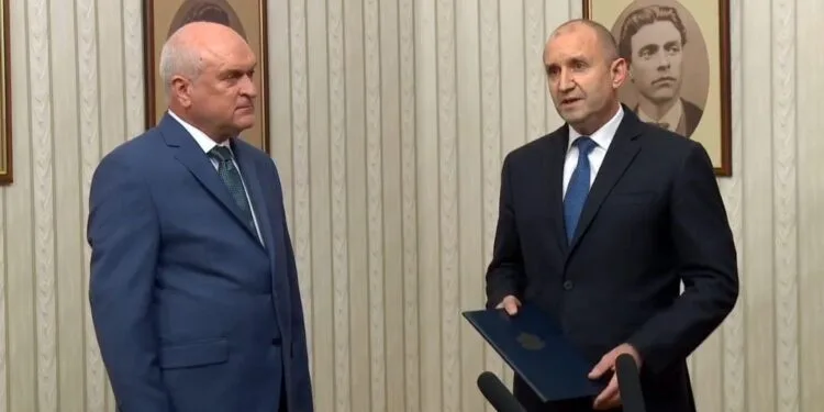 Президентът връчи на Димитър Главчев мандата за съставяне на служебно правителство (ВИДЕО)