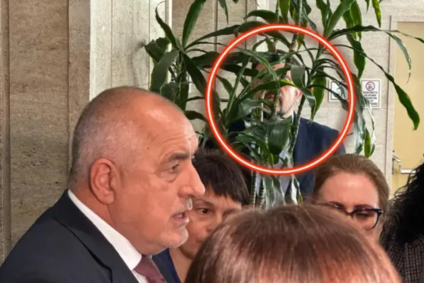 Депутат от ПП-ДБ демонстрира умения в шпионажа