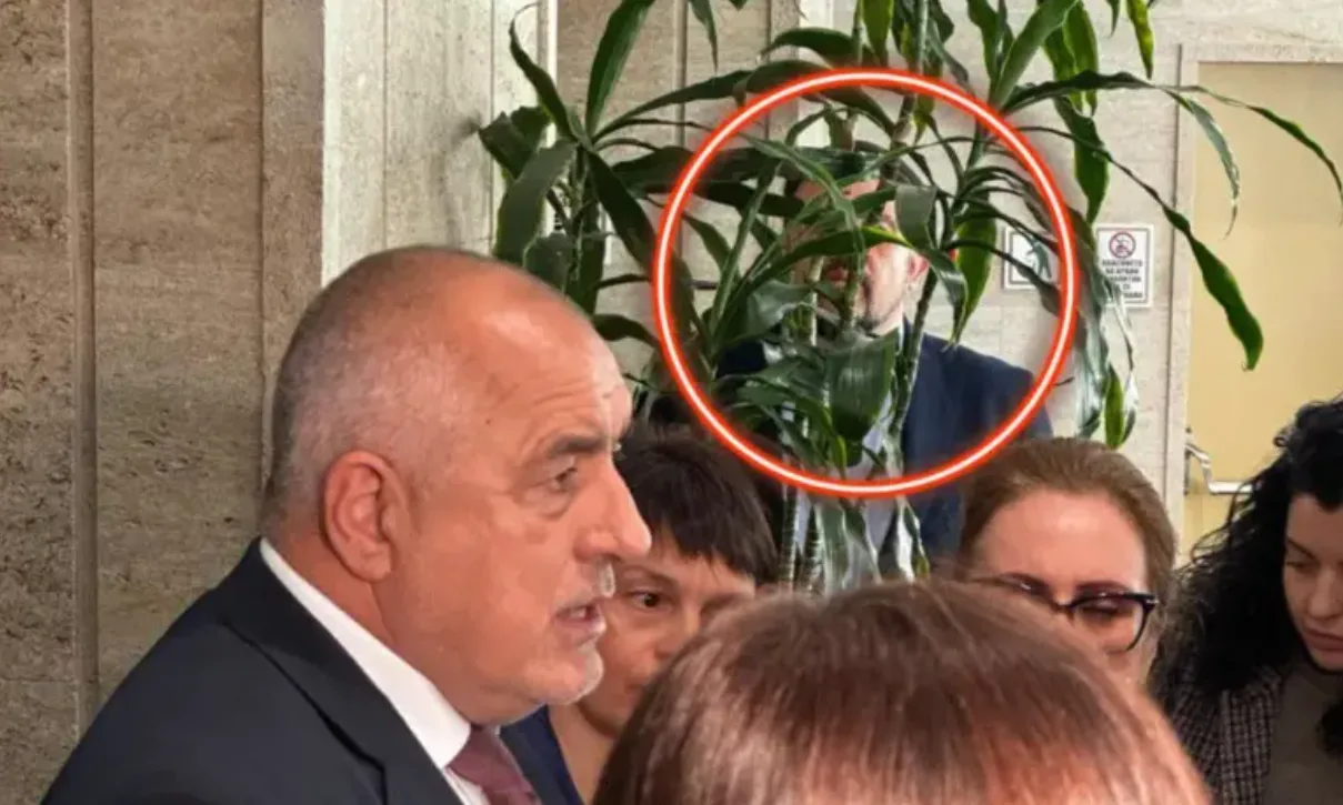 Депутат от ПП-ДБ демонстрира умения в шпионажа