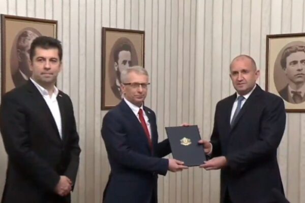 ПП-ДБ върнаха мандата на Румен Радев
