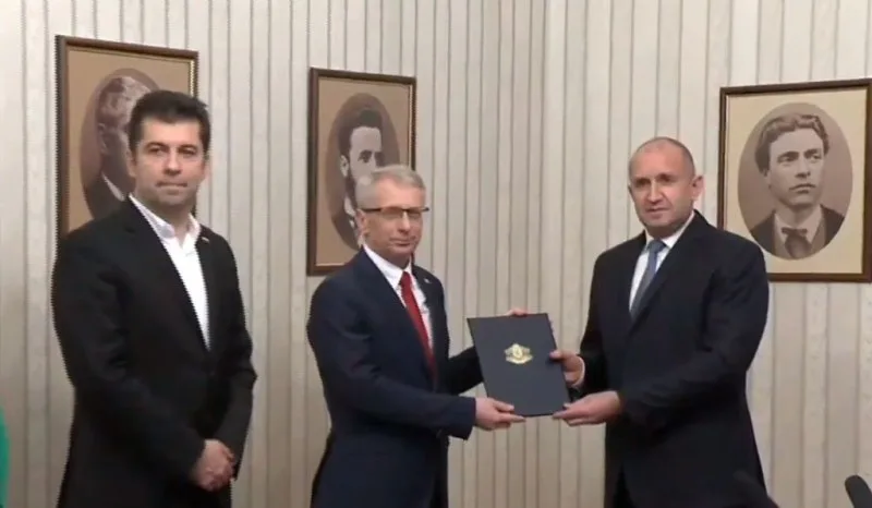 ПП-ДБ върнаха мандата на Румен Радев