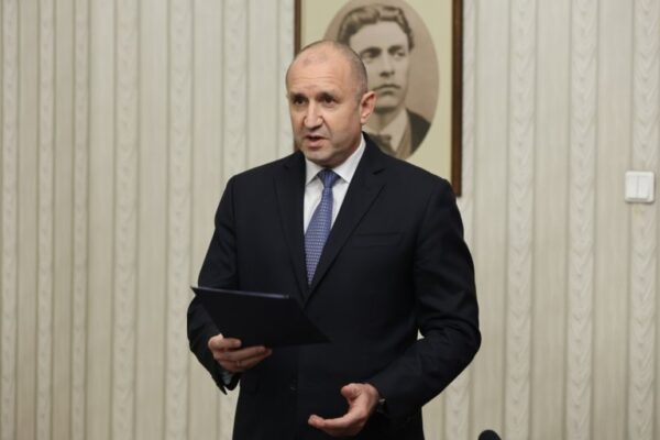 Румен Радев ще връчи днес втория мандат на ПП-ДБ