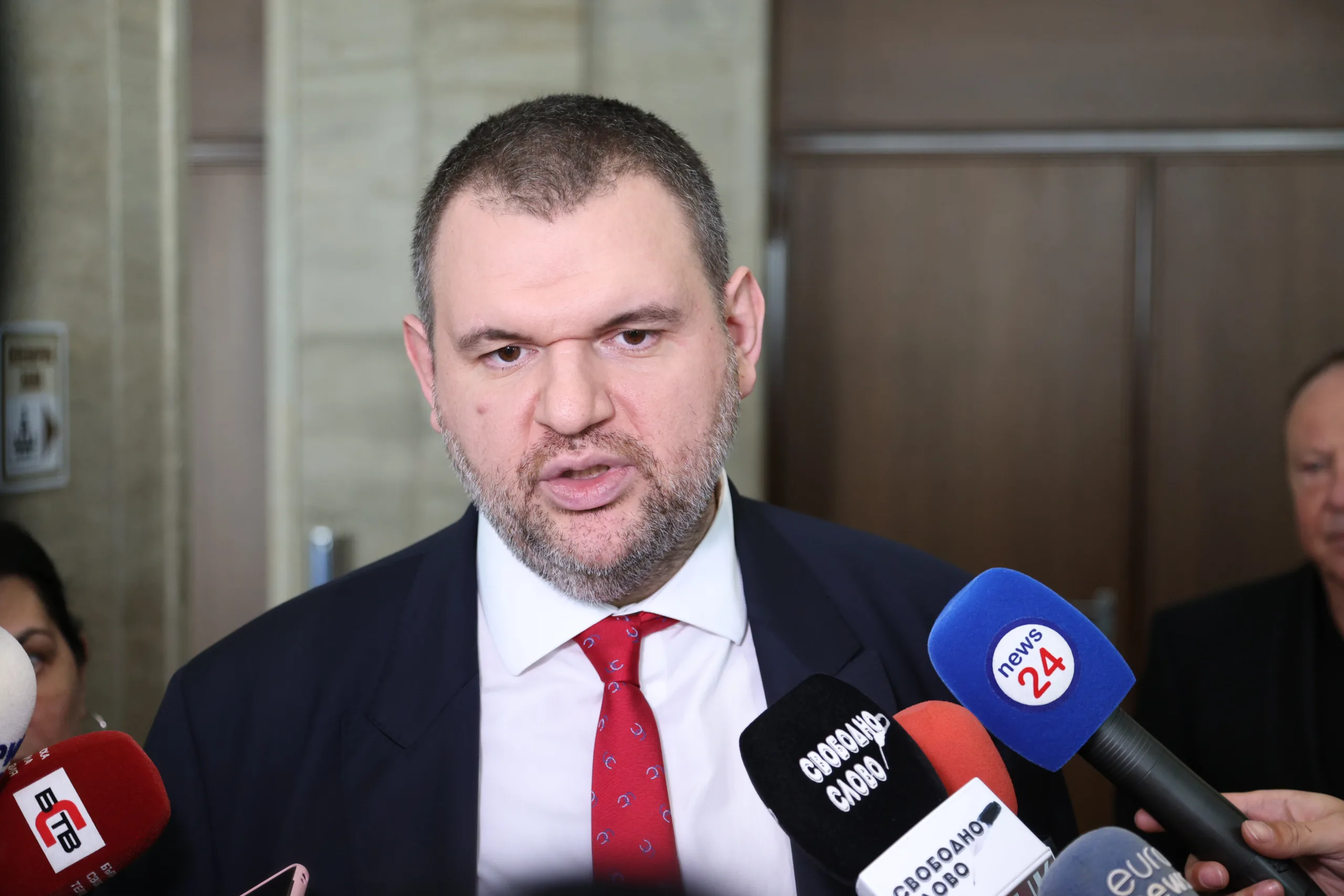 Делян Пеевски спретна истинско шоу пред медиите в парламента