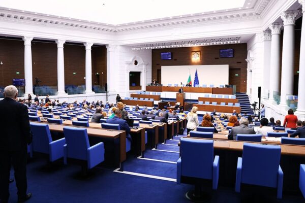 Заплатата на военните скача с 30%