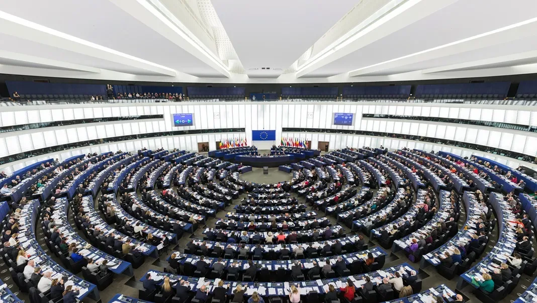 Европарламентът гласува ключова реформа за убежището и миграцията