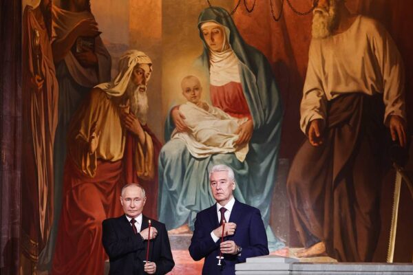 Руският президент Владимир Путин присъства на Великденската служба в храма "Христос Спасител"