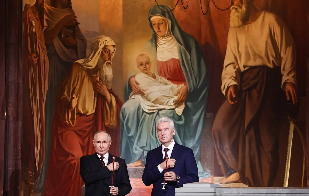Руският президент Владимир Путин присъства на Великденската служба в храма "Христос Спасител"