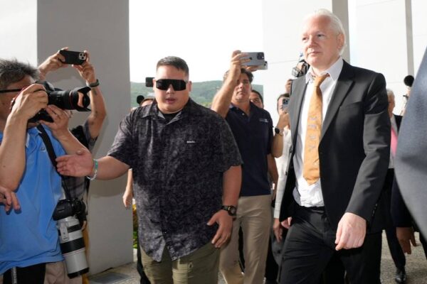 Основателят на Wikileaks се призна за виновен в сделка със САЩ, която гарантира свободата му