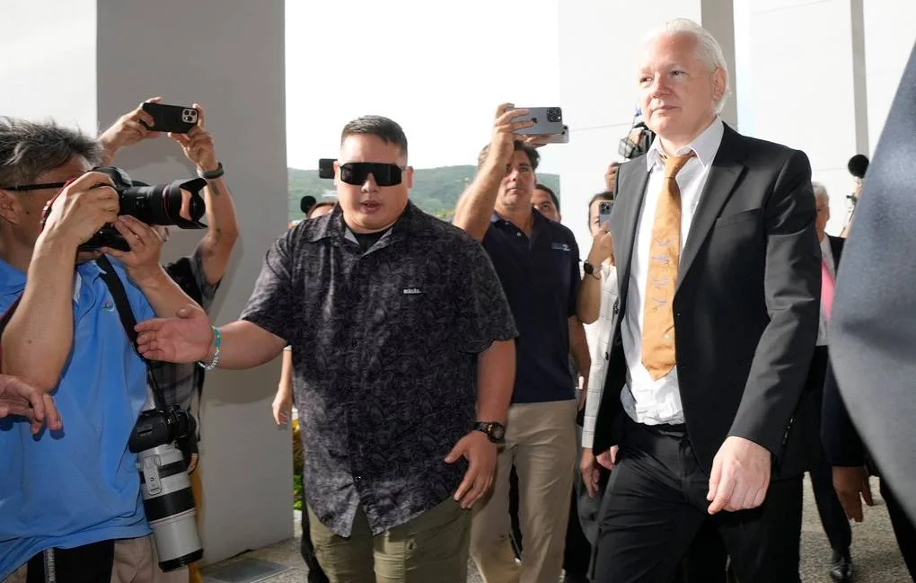 Основателят на Wikileaks се призна за виновен в сделка със САЩ, която гарантира свободата му