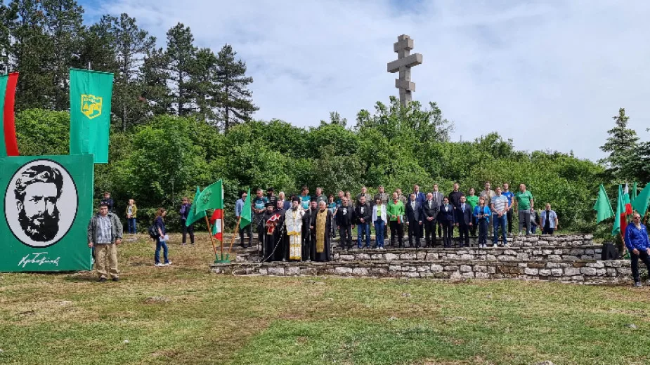 Паметта на Христо Ботев бе почетена от хиляди на връх Околчица