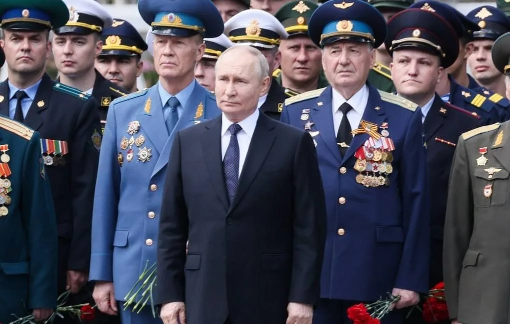 Путин положи венец на гроба на Незнайния воин в Деня на паметта и скръбта