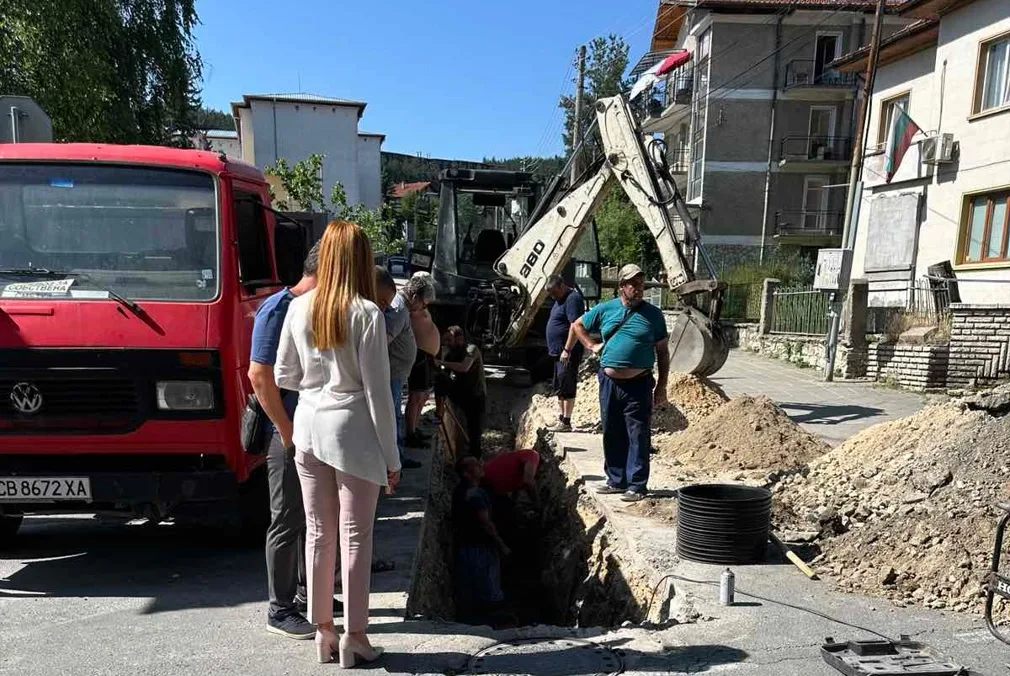 СПА столицата на Балканите-Велинград осъмна блокирана от авария на канализацията
