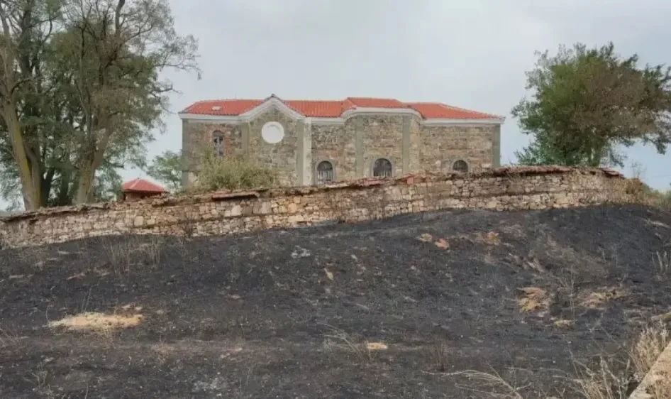 Даде ли ни знак Господ с оцелялата от пожара църква във Воден?
