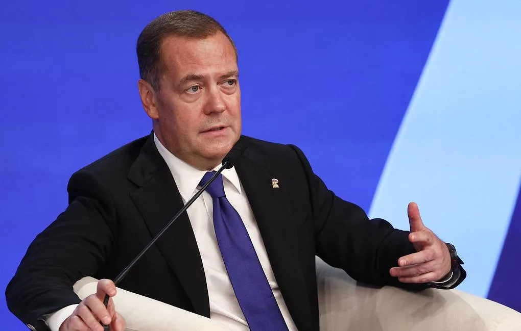 Медведев: Смяната на режима в Киев може да насърчи мирните преговори