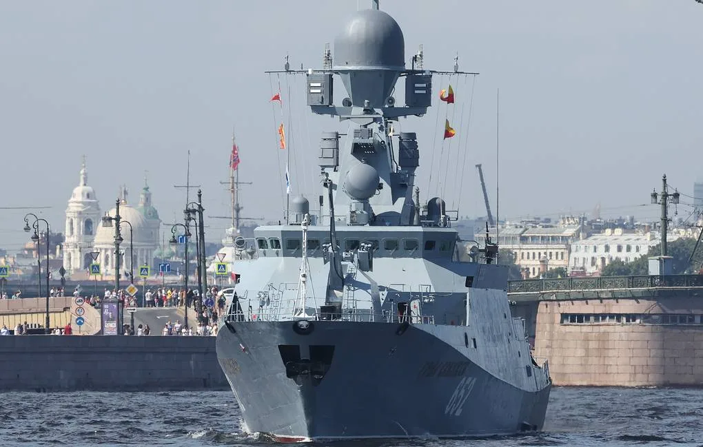 Около 200 кораба и катери ще участват в парадите за Деня на руския флот