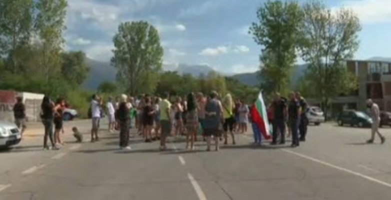 Протестиращи блокираха пътя до Рилския манастир заради безводие