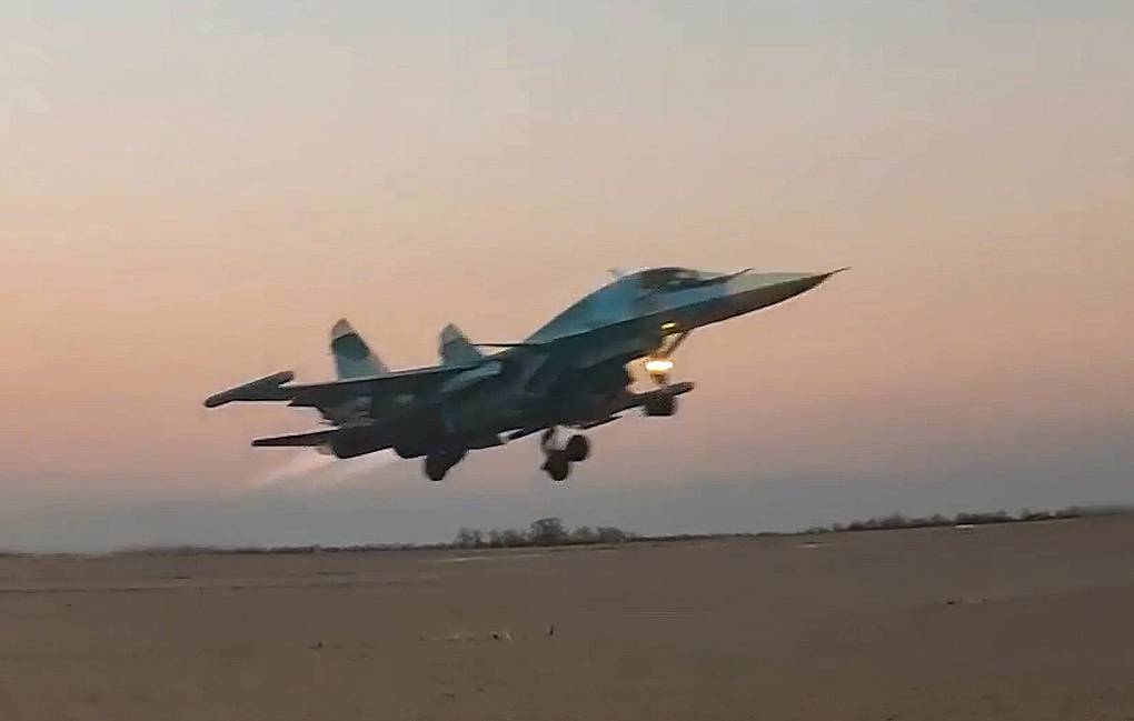 Руски бомбардировач Су-34 унищожава украинските сили в Курска област