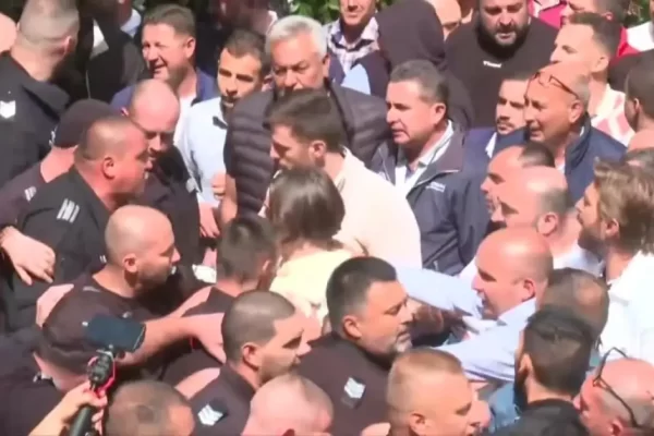 Поддръжници на Доган щурмуваха Сараите в Бояна. Полицията ги спря