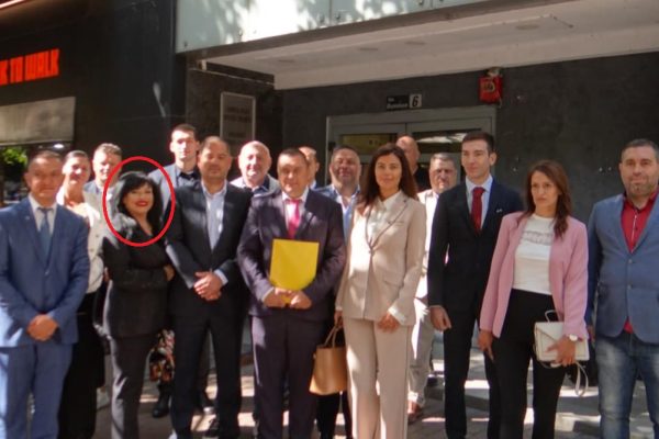 Калин Стоянов гордо позира до осъдена за трафик на мигранти при регистрацията на листите