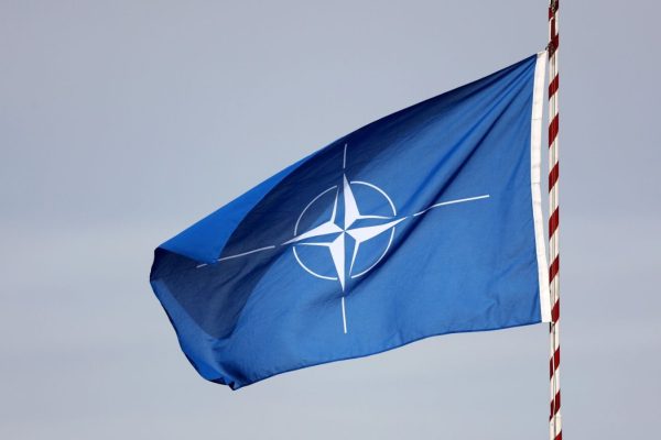 НАТО ще засили военното присъствие по руската граница и ще увеличи оръжейните доставки
