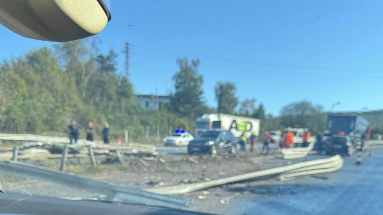 Преобърнат турски ТИР затруднява движението на АМ "Хемус"