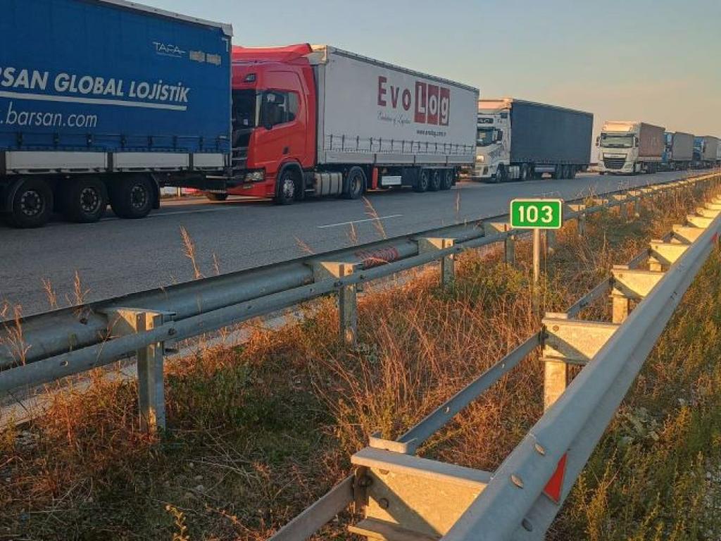 Четвърти ден километрични опашки на границата с Турция