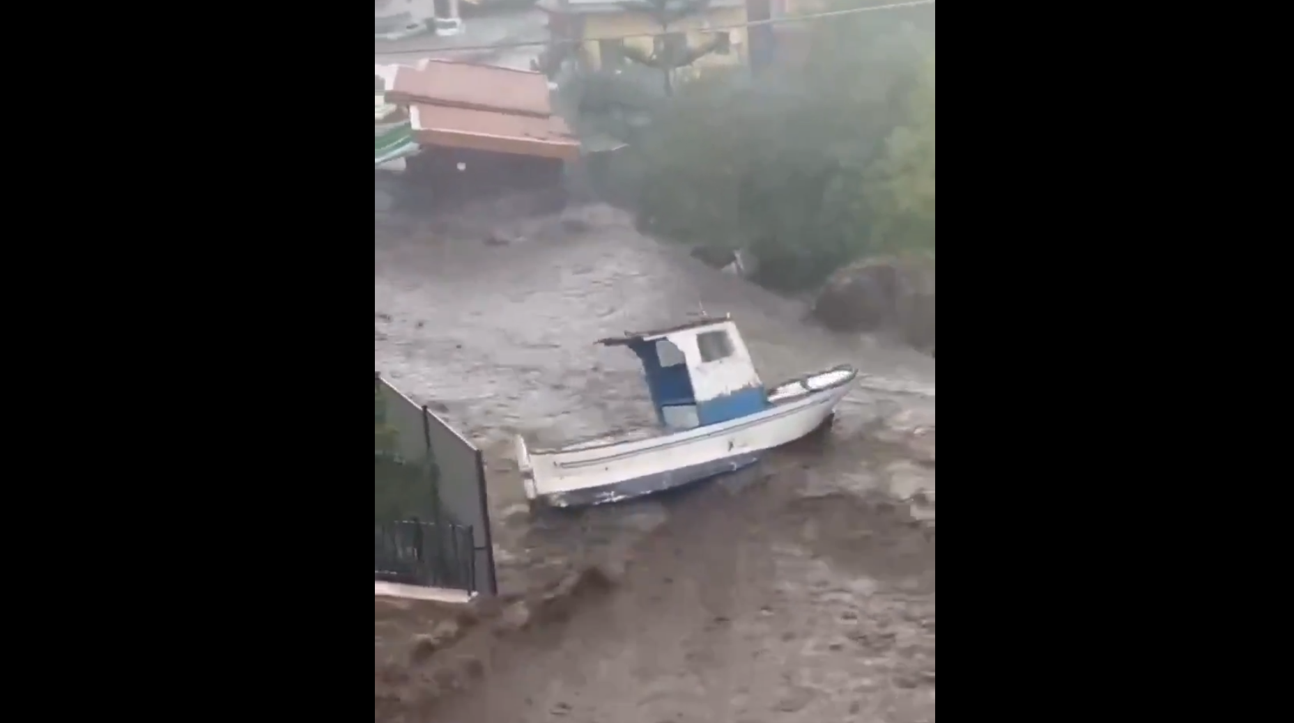 Катания под вода: Тежки наводнения в Сицилия след проливни дъждове (ВИДЕО)