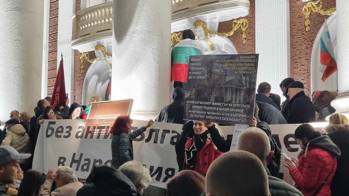 Лидерът на „Възраждане“: Постановката на Малкович е посредствена