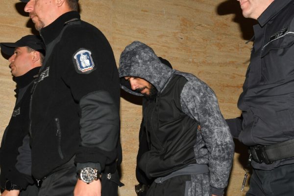 Мъжът, обезобразил съпругата си с макетен нож, остава в ареста