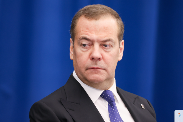 Медведев: НАТО може да сложи край на войната в Украйна