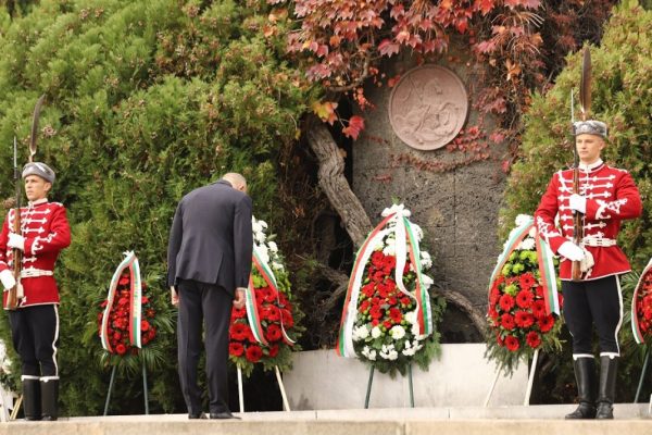 Президентът Румен Радев отдаде почит на загиналите воини на Архангелова задушница